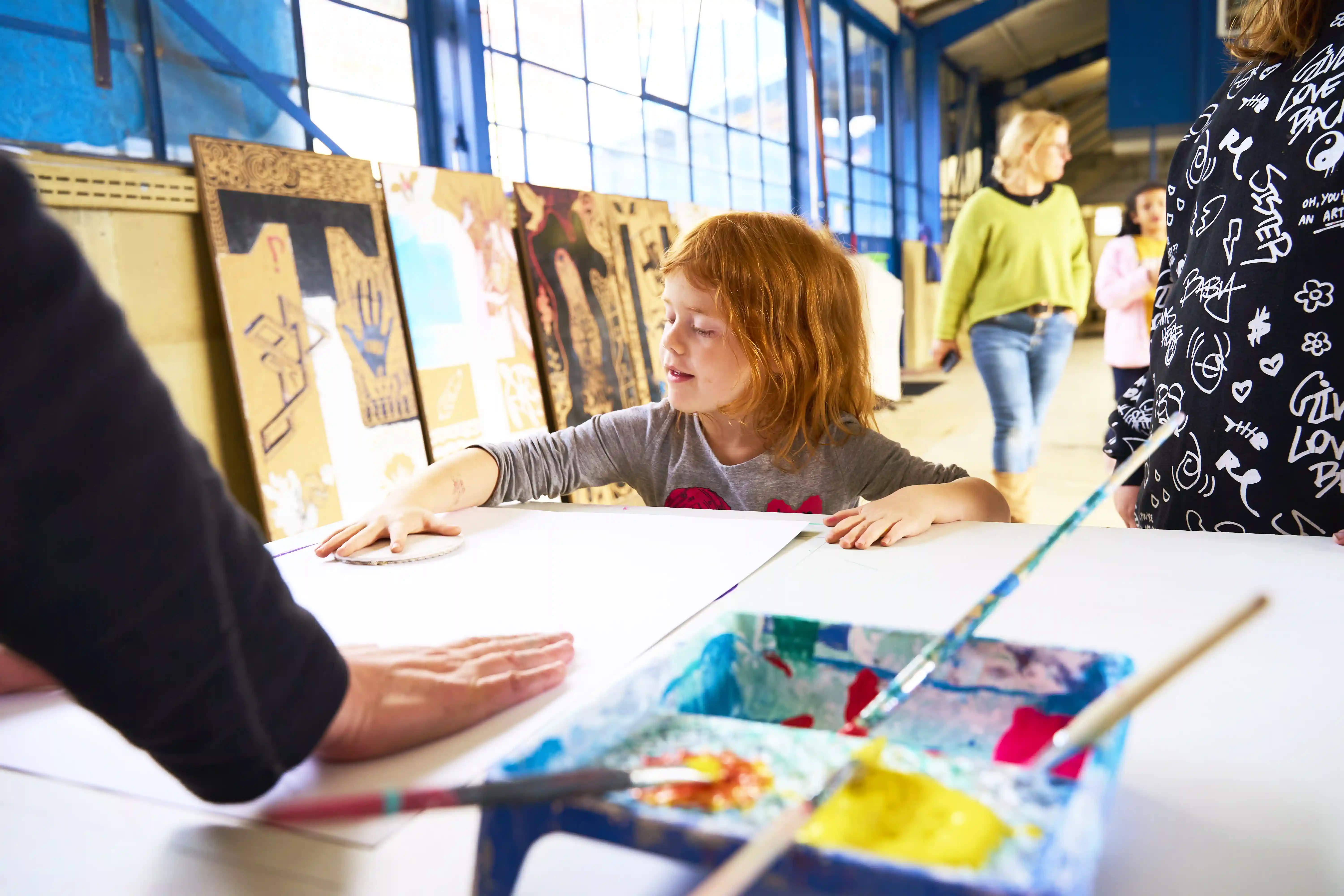 Kind beim Drucken im workshop mit der Kinderwohnung Radolfzell, Sept. 2024